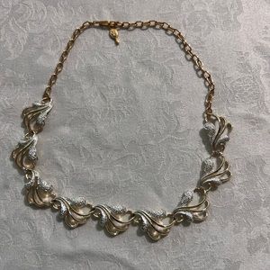 Sarah Coventry  vintage, gold tone necklace